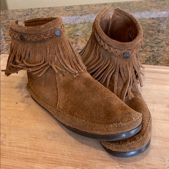 minnetonka back zip hardsole boot